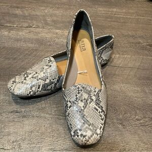 a.n.a A New Approach Women’s Sz 9.5 Gray Snakeskin Print Flat/Loafer